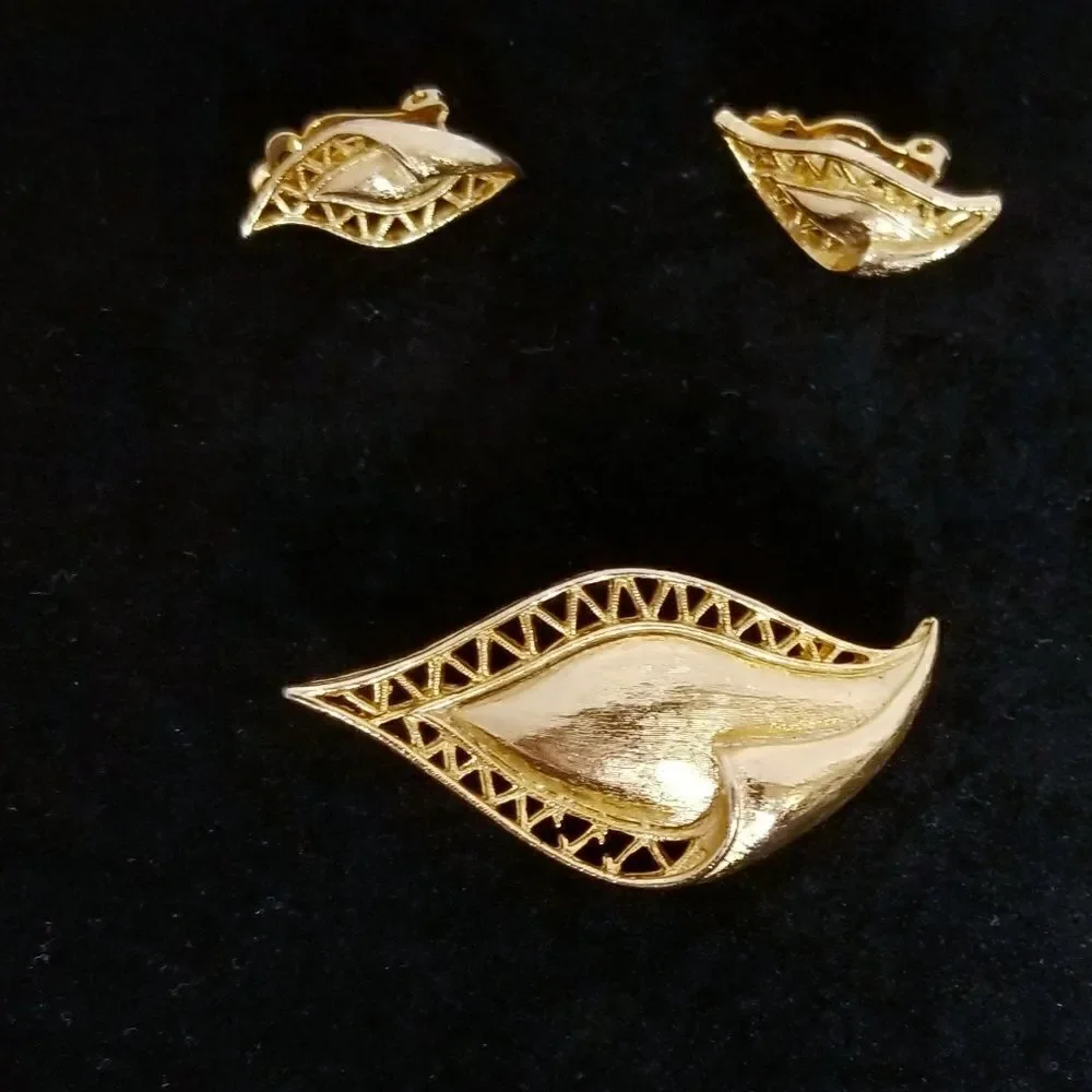 Vintage Gold brooch and clip on earrings set